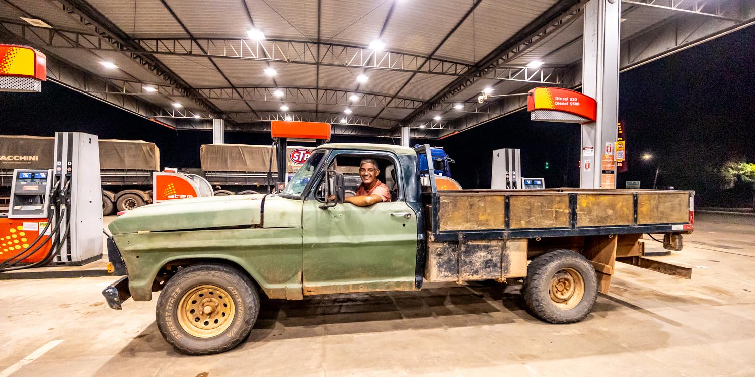 Nachts an der Tanke in Brasilien.