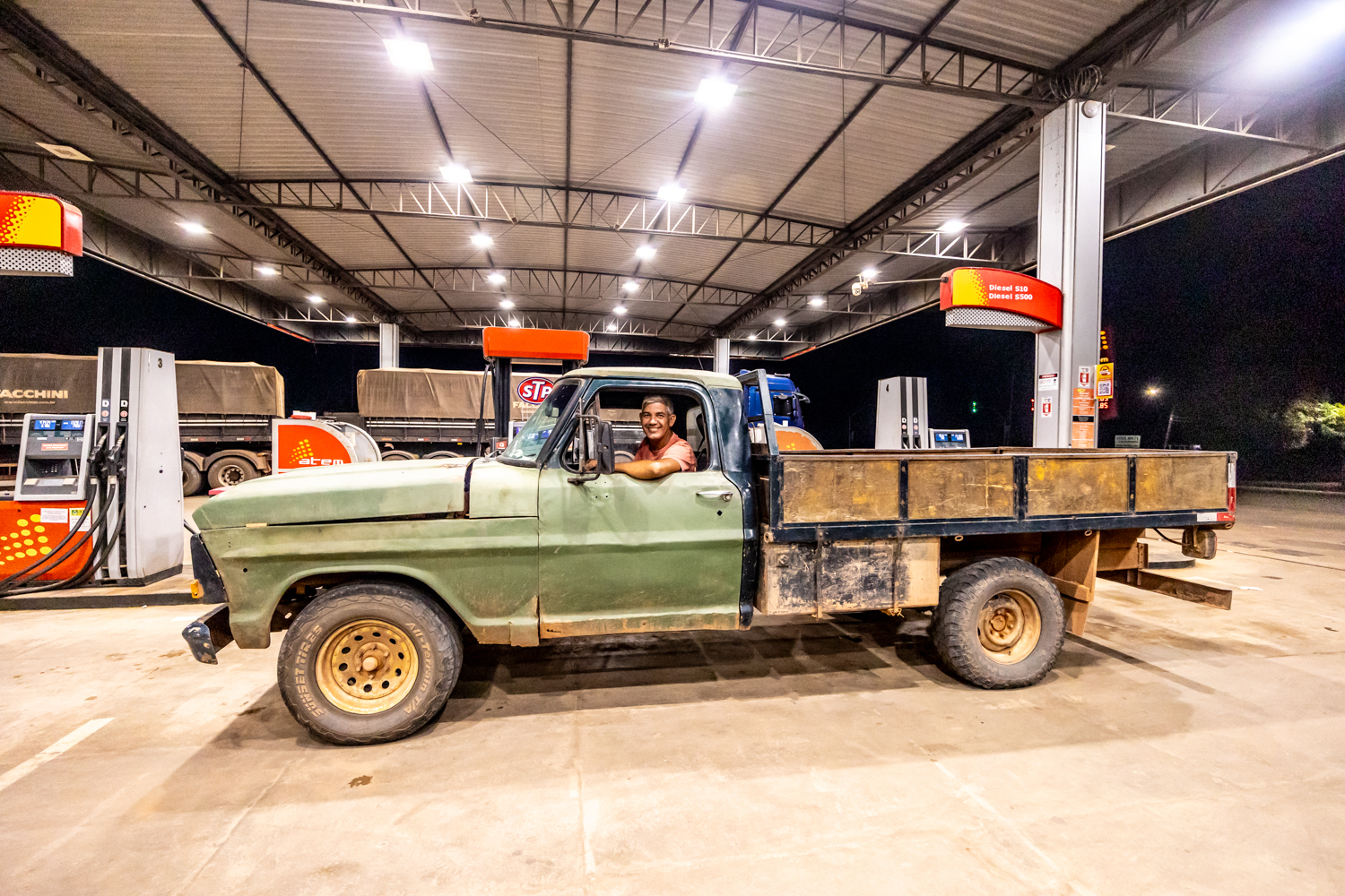 Nachts an der Tanke in Brasilien.