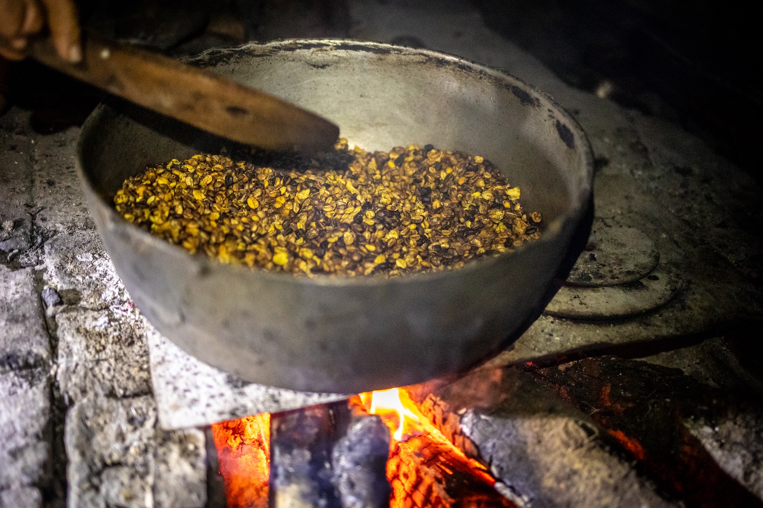 Kakao rösten zum ersten Mal in meinem Leben.