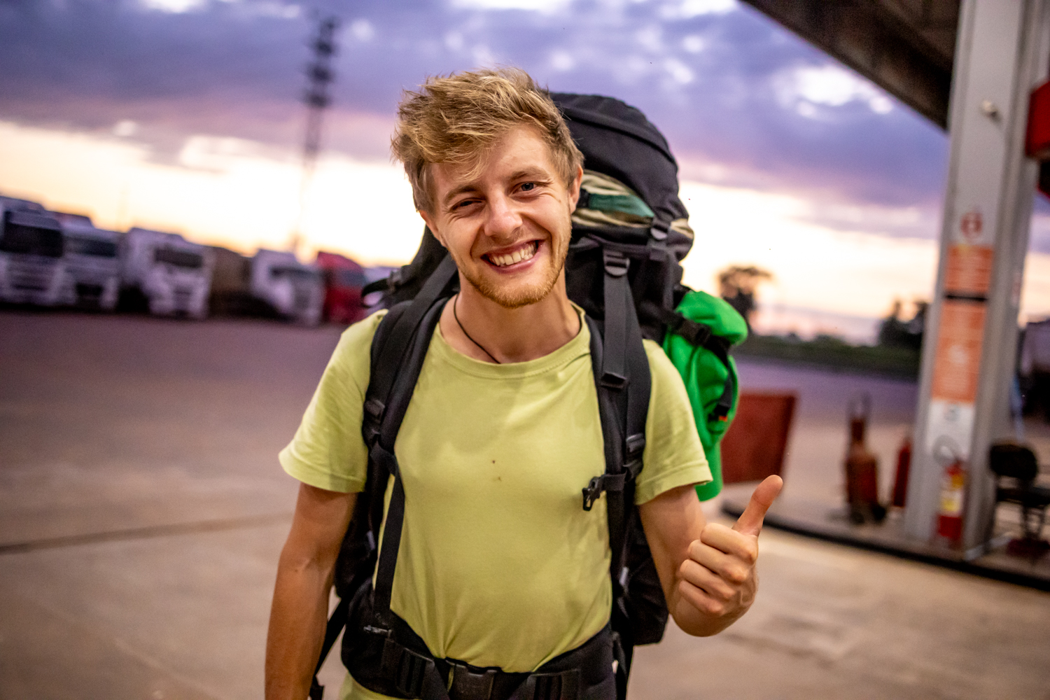 Eine Geduldsprobe. Die ganze Nacht versuche ich mein Tramperglück. Plötzlich ist es wieder Tag...