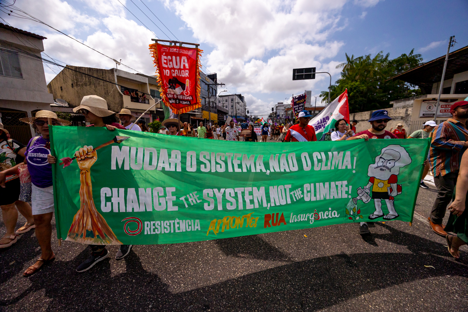 Viele, sehr viele erheben hier ihre Stimme.