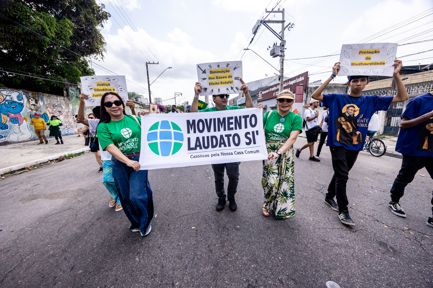 Die Kirche aktiv bei der Demo dabei!