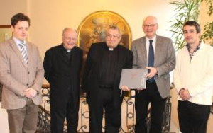 Übergabe des Orgelbuchs zum Mainzer Eigenteil an Kardinal Lehmann durch die Redaktionsgruppe (2014)