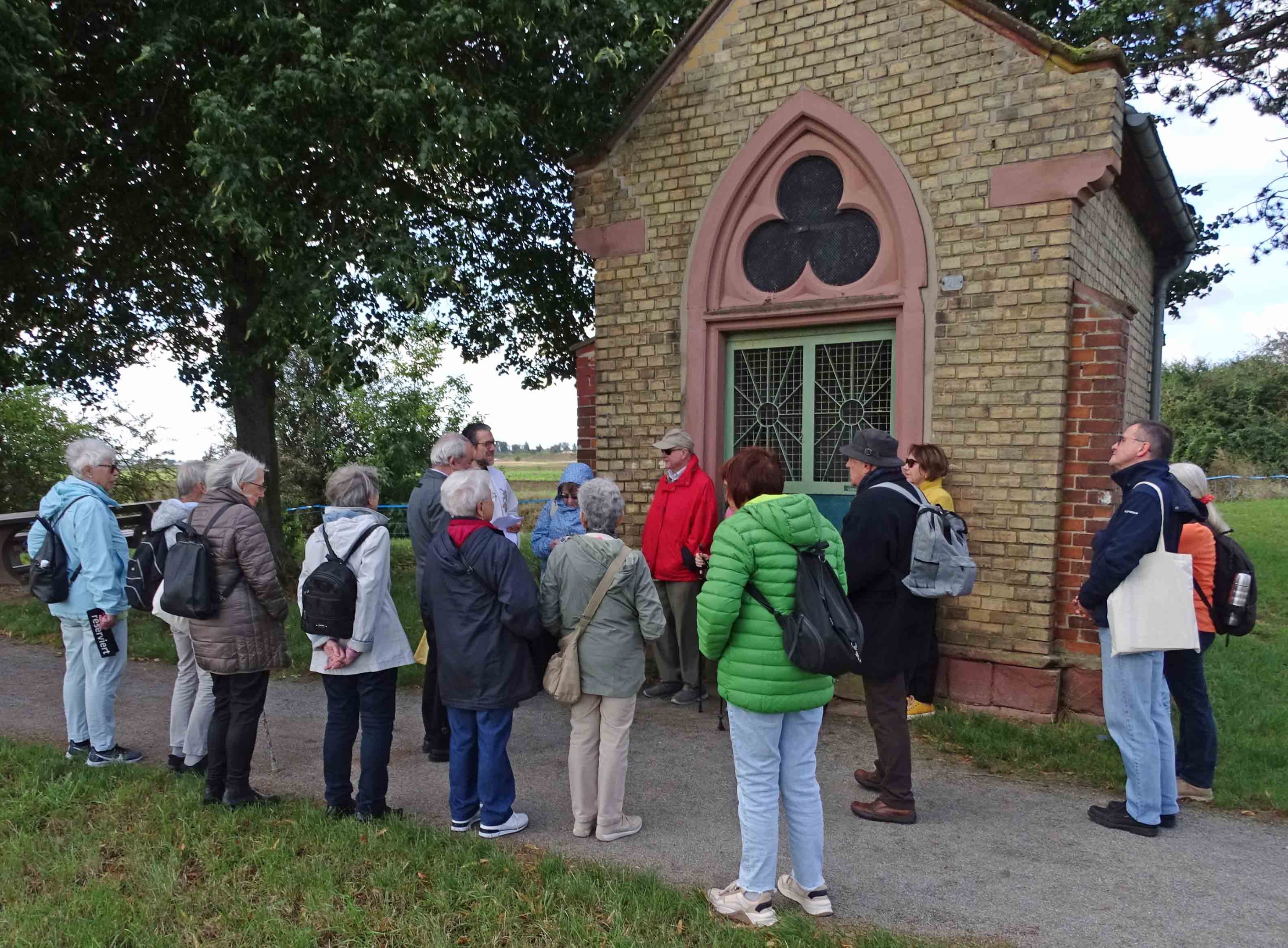 Wallfahrt 2024 Pilgergruppe an der Lourdes Kapelle